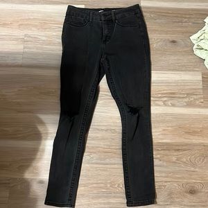 Womens size 8 black distressed at knee stretch skinny jeans